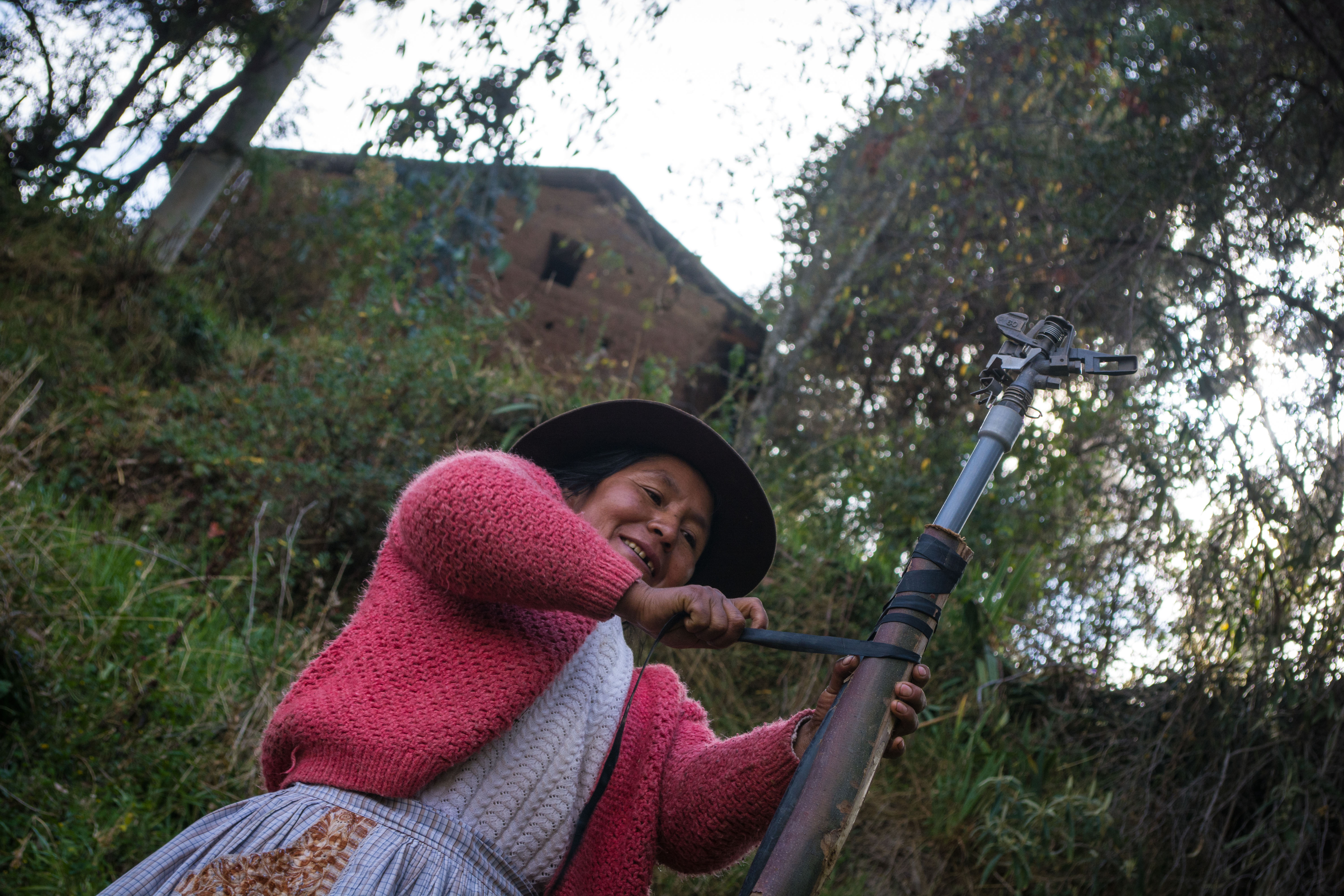 Doña Julia sectorializa su riego tecnificado en la comunidad campesina de Piscopampa