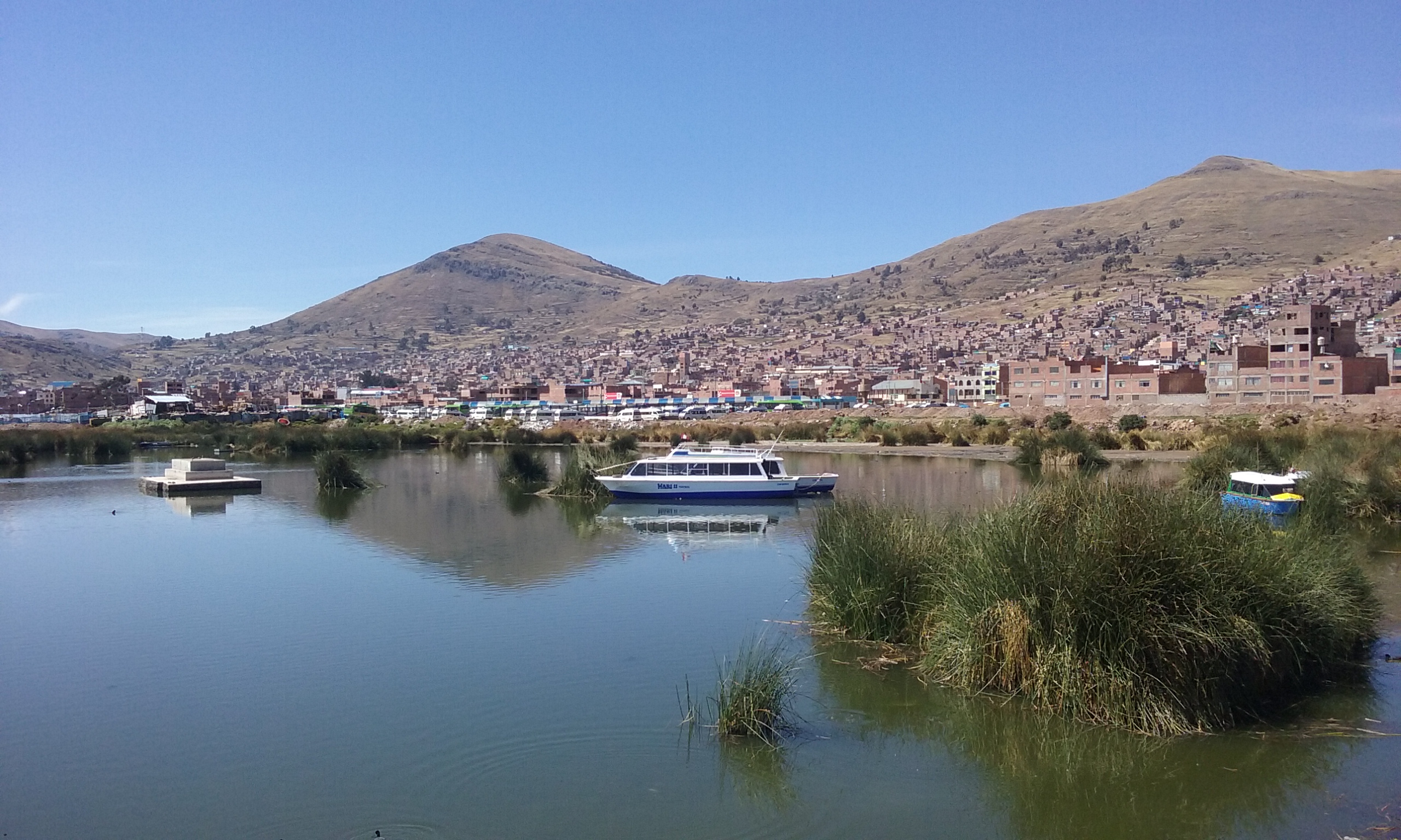 Bahía interior de Puno en el lago Titicaca