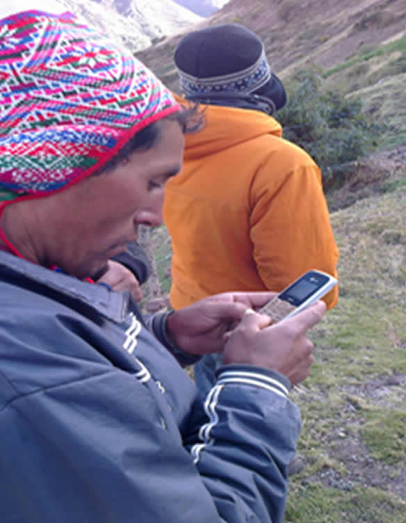 Líder de OSC usando el teléfono celular para monitoreo