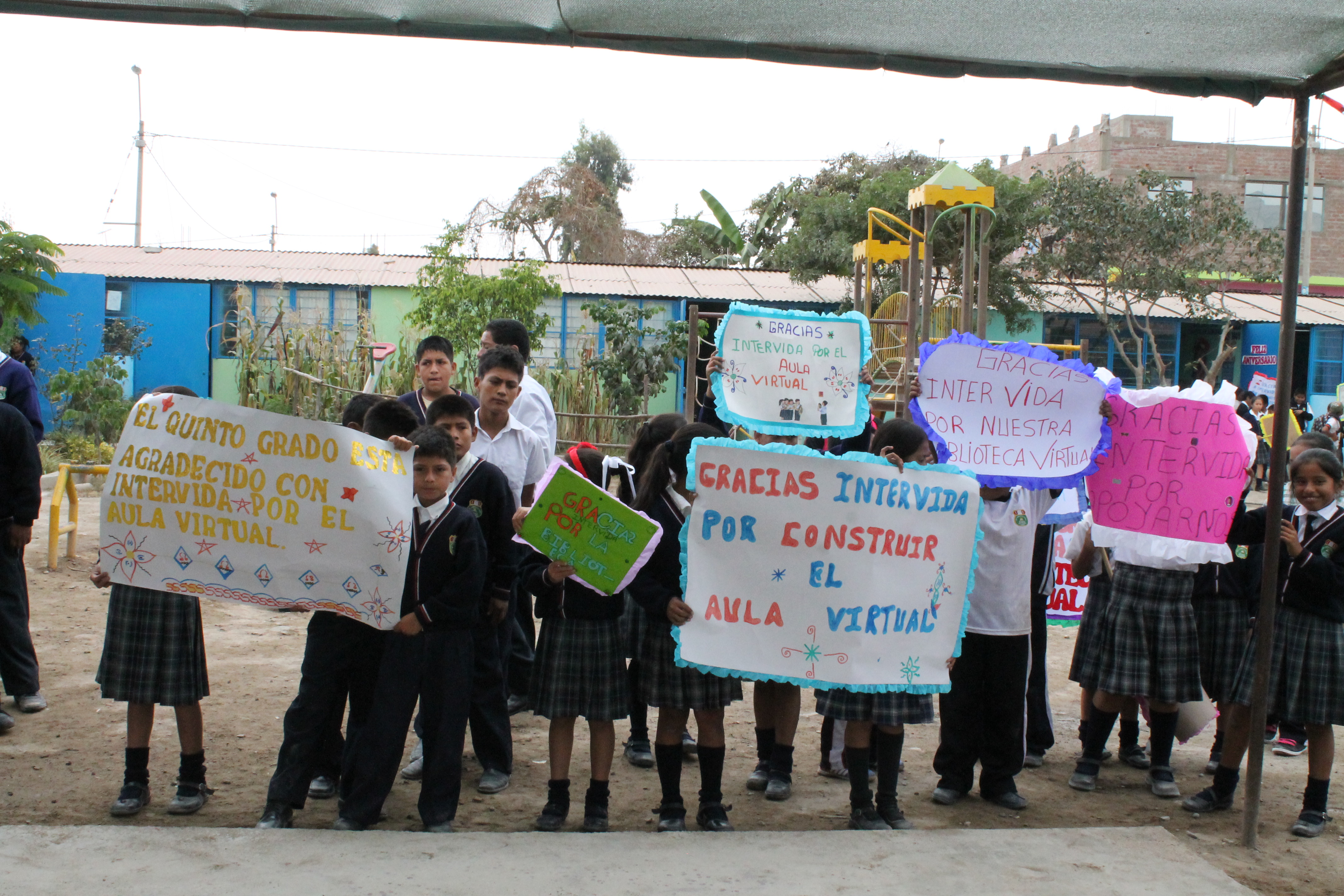 Agradecimiento de los niños y niñas de la IE 22444, Independencia, Pisco por la instalación de un aula virtual en su escuela.
