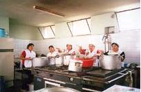 Cocineras en pleno trabajo
